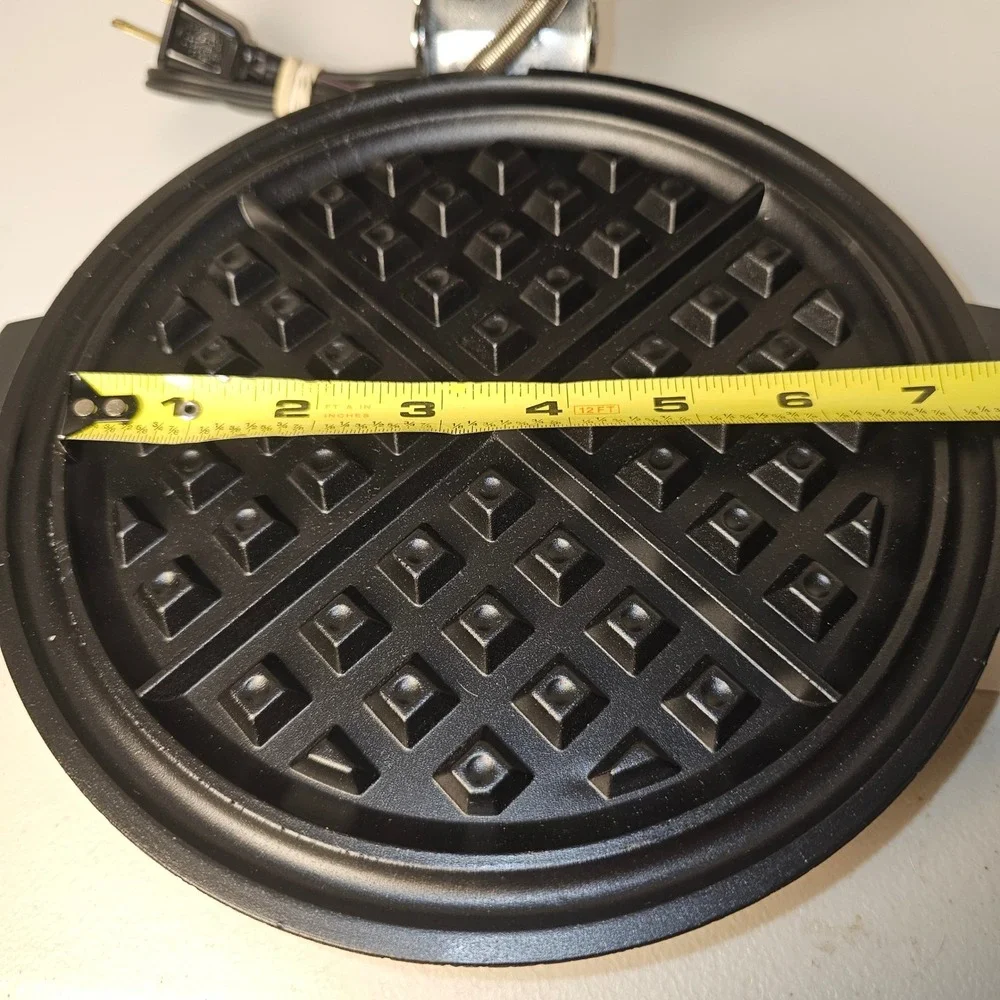Toastmaster W252H Round Waffle Baker Maker Chrome 650W 7 Inch Grid Vintage